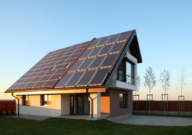 casa de campo moderna con paneles solares