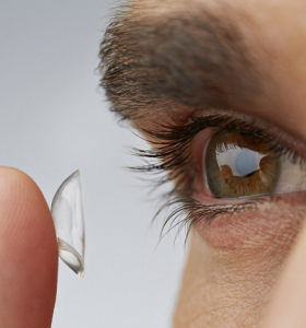 La lente de contacto robótica es una realidad: puede hacer zoom con un abrir y cerrar de ojos