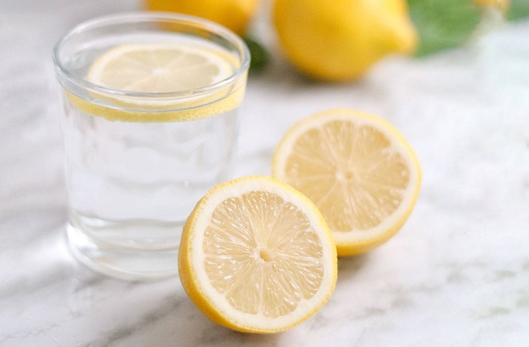 como-desintoxicar-el-organismo-agua-limon
