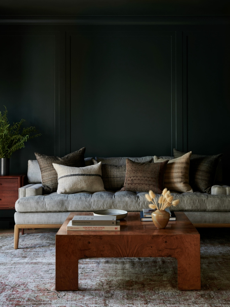 pared-color-negro-sofa-estilo