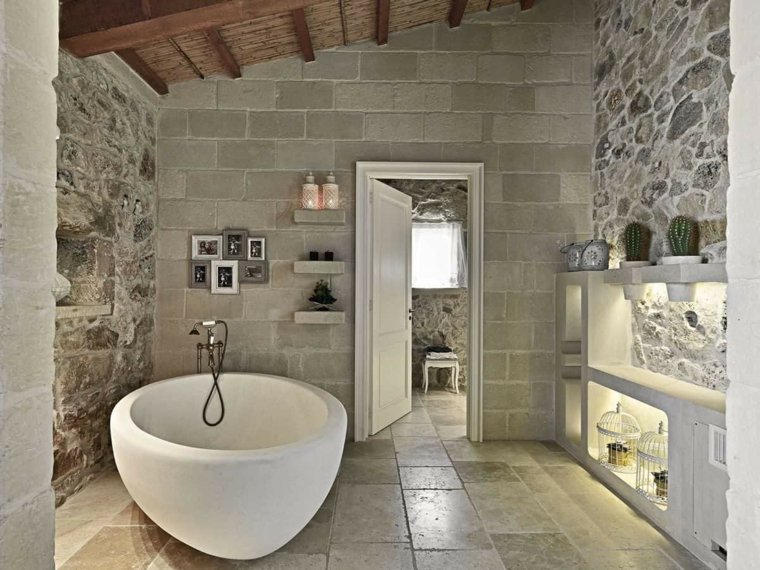 cuarto de baño con paredes de piedra
