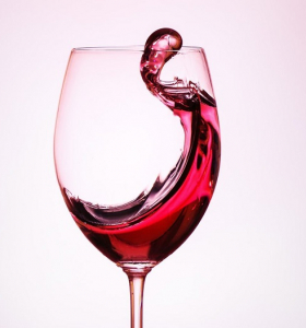 Una copa de vino tinto al día mantiene la obesidad lejos y mejora la salud