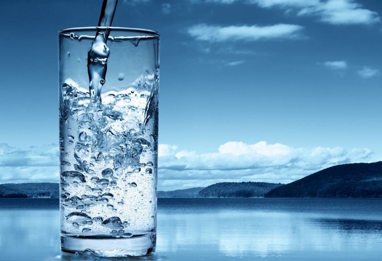 agua-mineral-beber-hidratarse