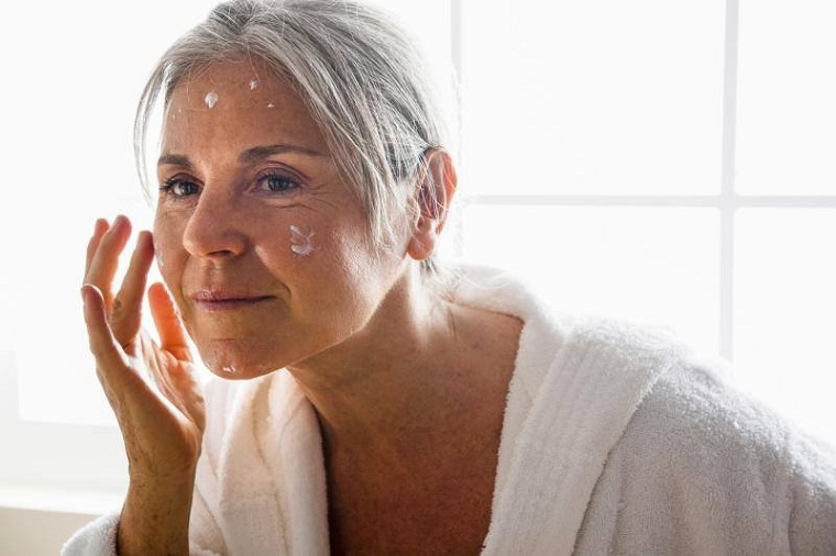 cómo cuidar la piel de la cara 50-maquillaje
