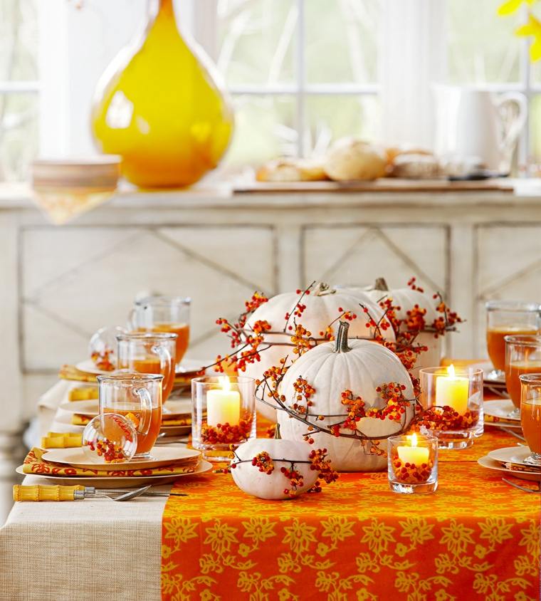 Adorn your tablecloth with autumn foliage