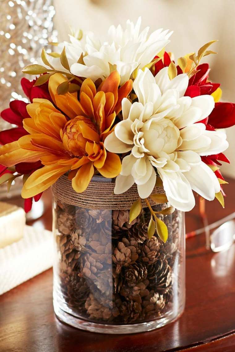 Autumn centerpiece with⁣ glass containers