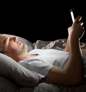 ¿Qué le sucede a tu cerebro cuando revisas tu teléfono justo después de despertar?