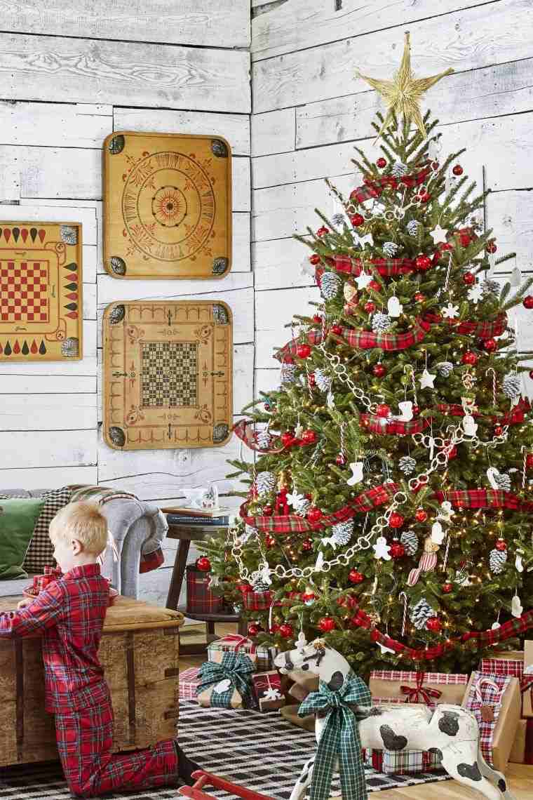 cómo adornar un árbol de navidad piñas