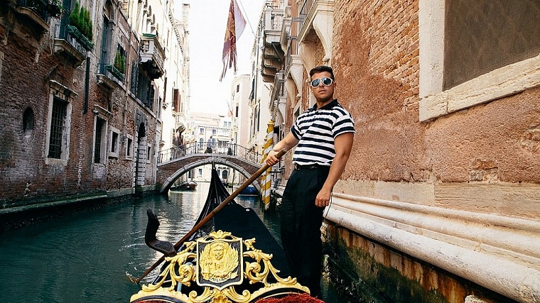 Los gondoleros de Venecia se sumergen en canales turbios para la