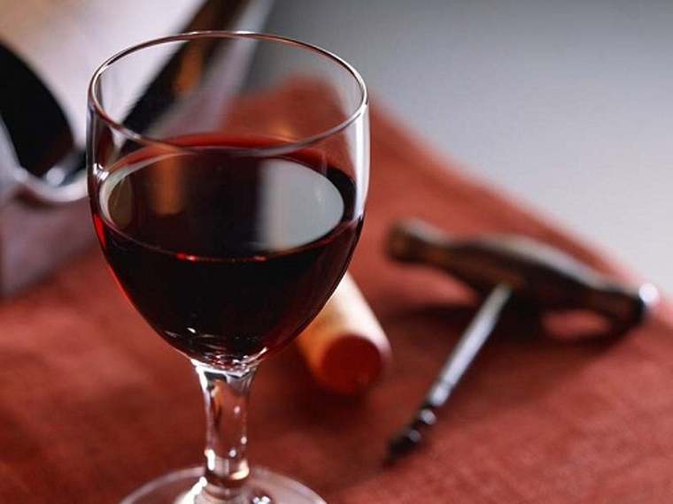 beneficios del vino tinto copa