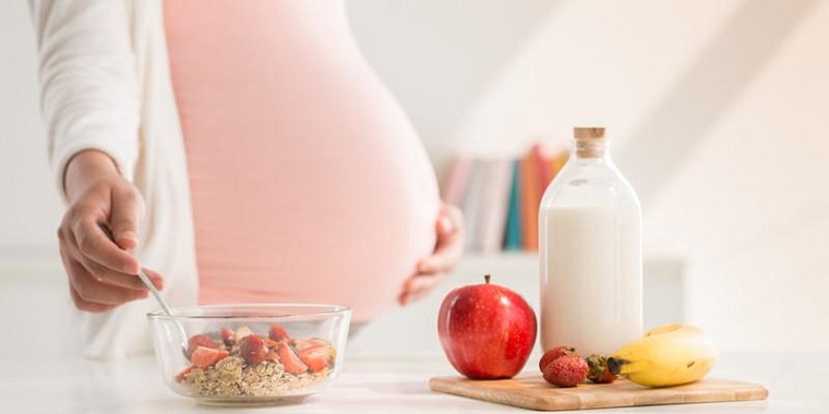 dieta-para-embarazadas-comer-frutas-leche
