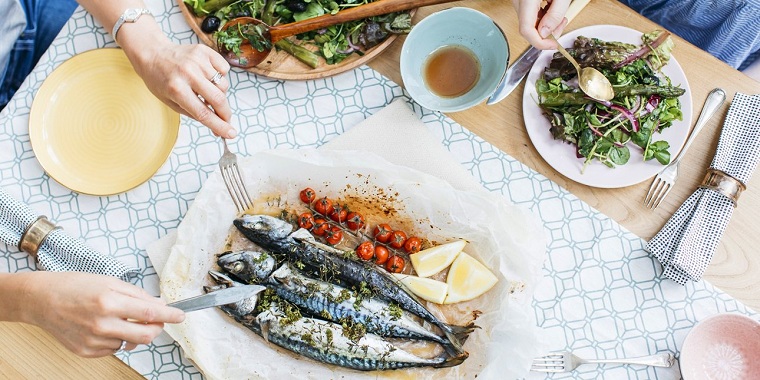 Dieta para la menopausia-mujeres-comer-pescado
