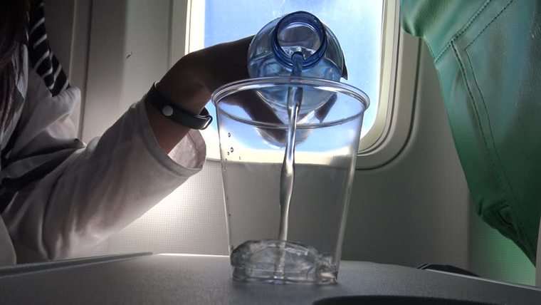 viajar en avión embarazada agua