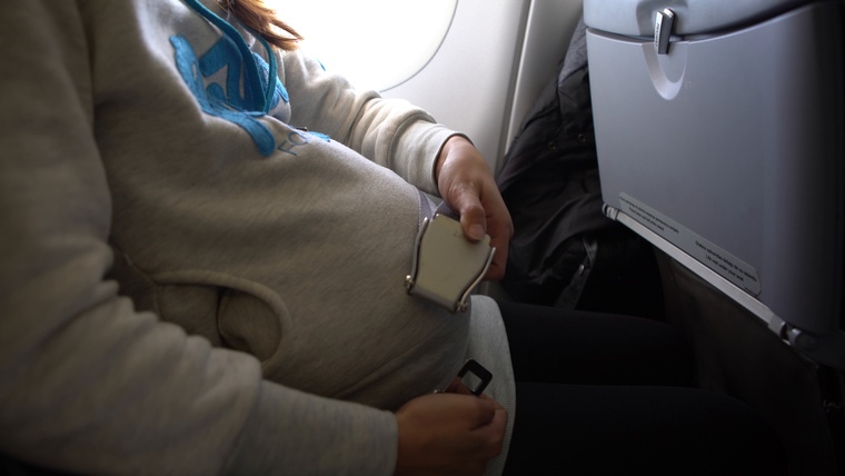viajar en avión embarazada cinturon