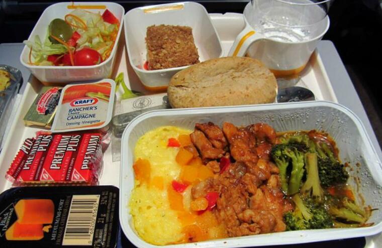 viajar en avión embarazada comidas
