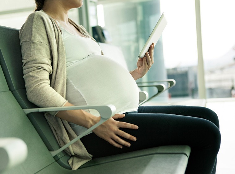 viajar en avión embarazada descanso