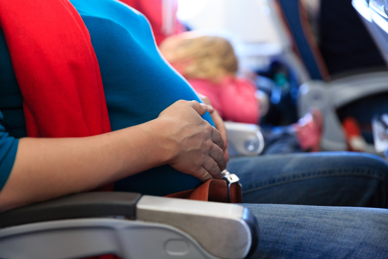 viajar en avión embarazada reglas