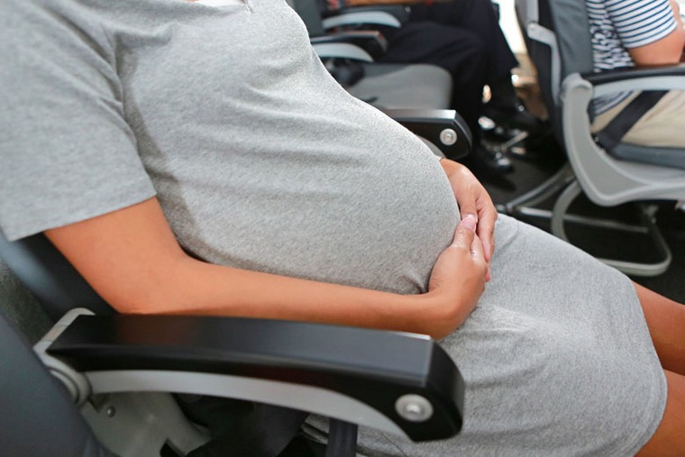 viajar en avión embarazada sentada