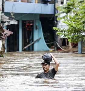 La capital de Indonesia devastada después de las inundaciones que dejan 47 muertos