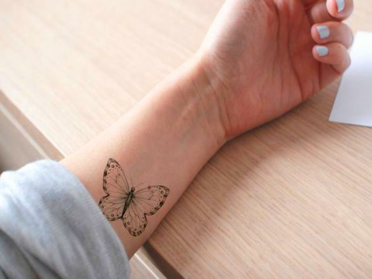 mano-diseno-tatauje-mariposa-estilo