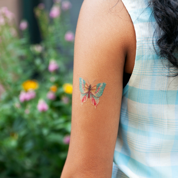 tatuaje-brazo-mujer-diseno-colorido