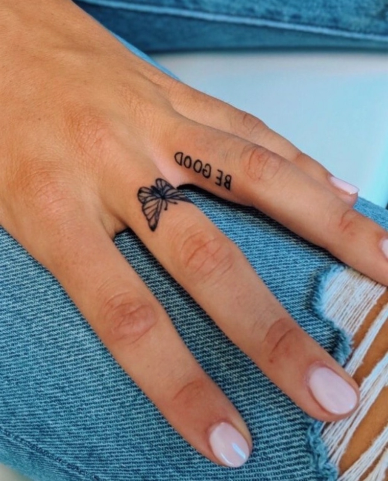 tatuajes de mariposas-dedo-mano-mujer