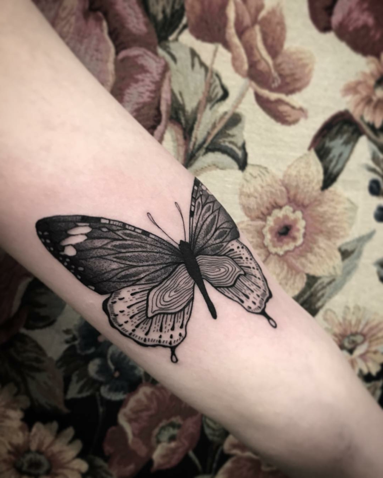 tatuajes-de-mariposas-grandes-brazo-chica