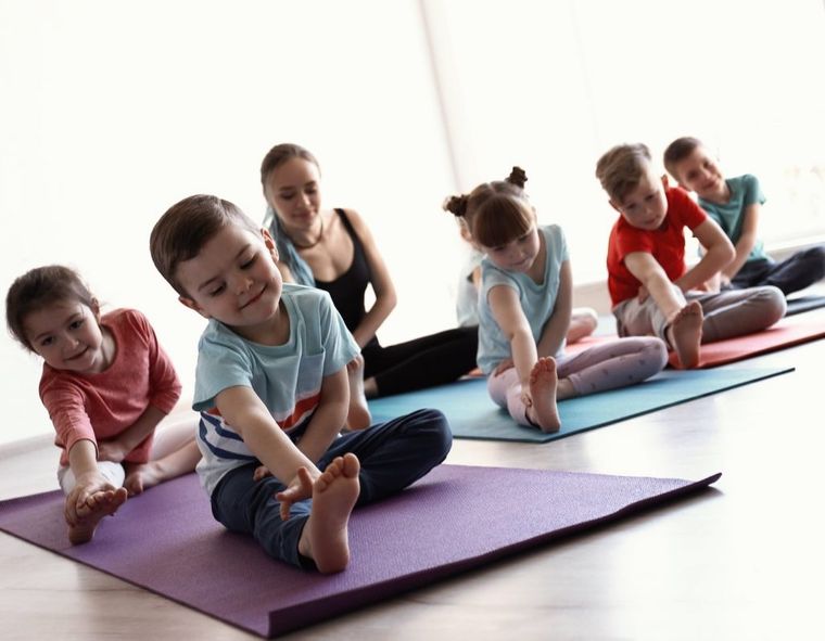yoga para niños estiramiento