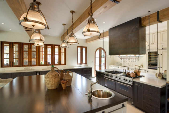 Cocinas con vigas de madera para un aire rústico en el espacio moderno