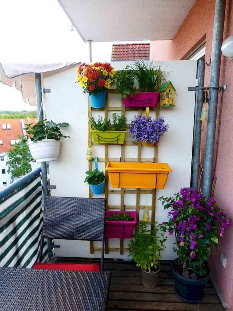 decorar balcón pequeño macetas colores
