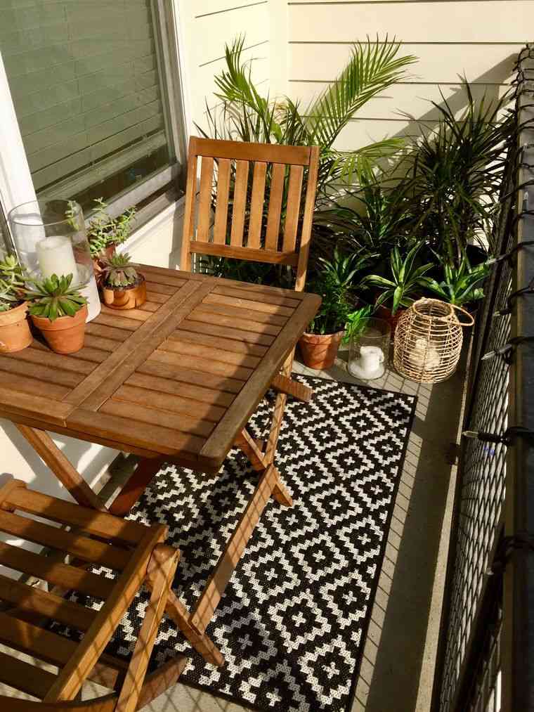 decorar balcón pequeño mesa sillas