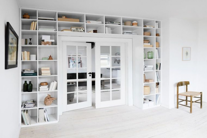 Estantes modernos alrededor de la puerta para un almacenamiento funcional