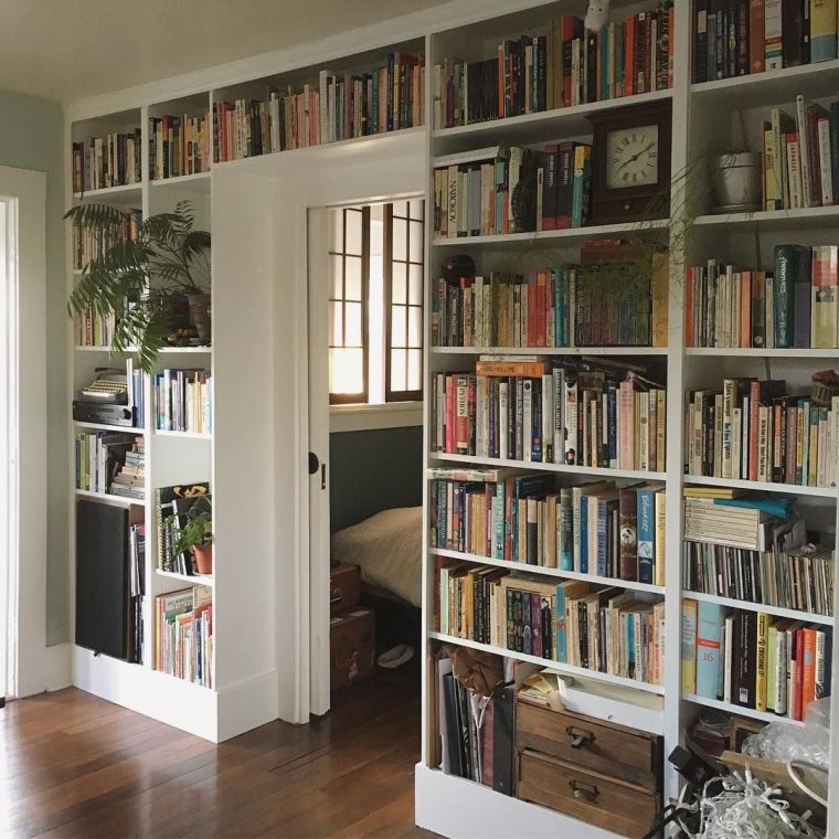 Estantes modernos alrededor de la puerta para un almacenamiento funcional