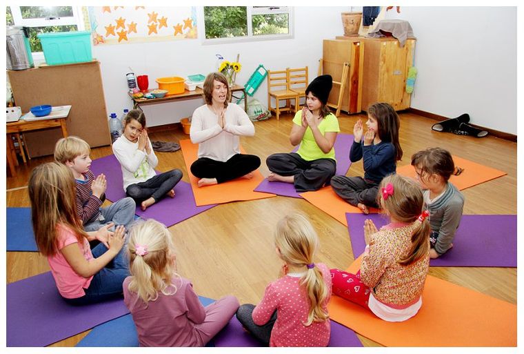 beneficios del yoga clase grupo