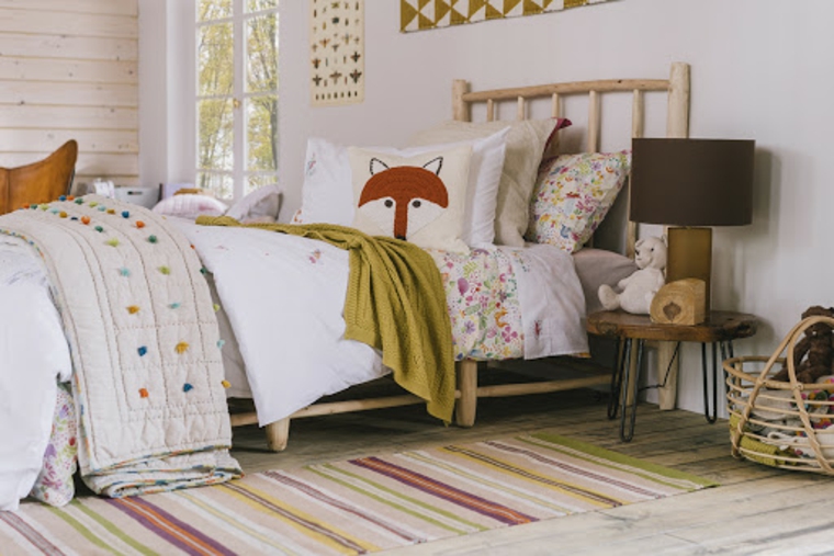 Habitación infantil de estilo rústico con cama de madera de Zara Home