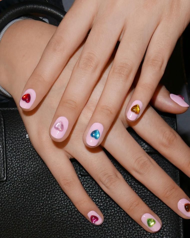 tendencias manicura 2020-corazones