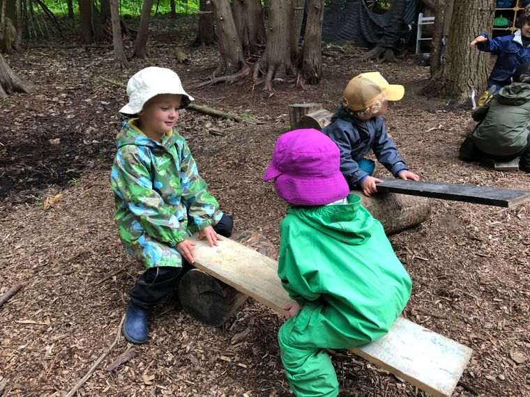 actividades para niños balanceo troncos