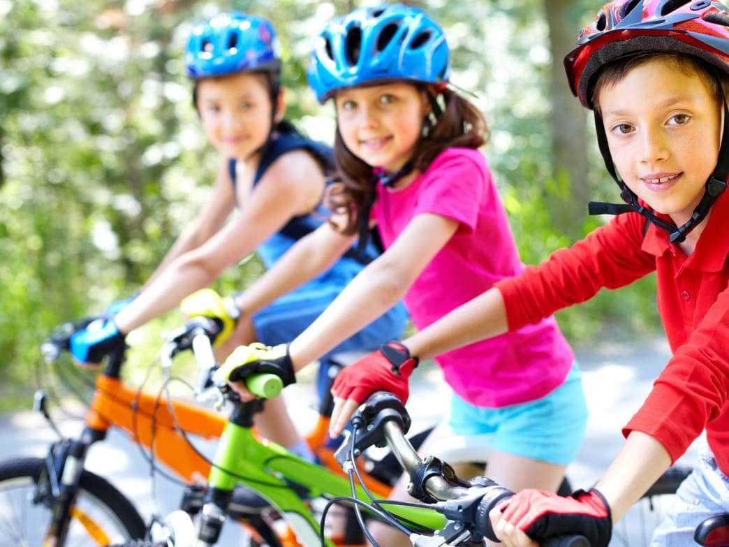 montar-en-bici-nina-aprender-padres