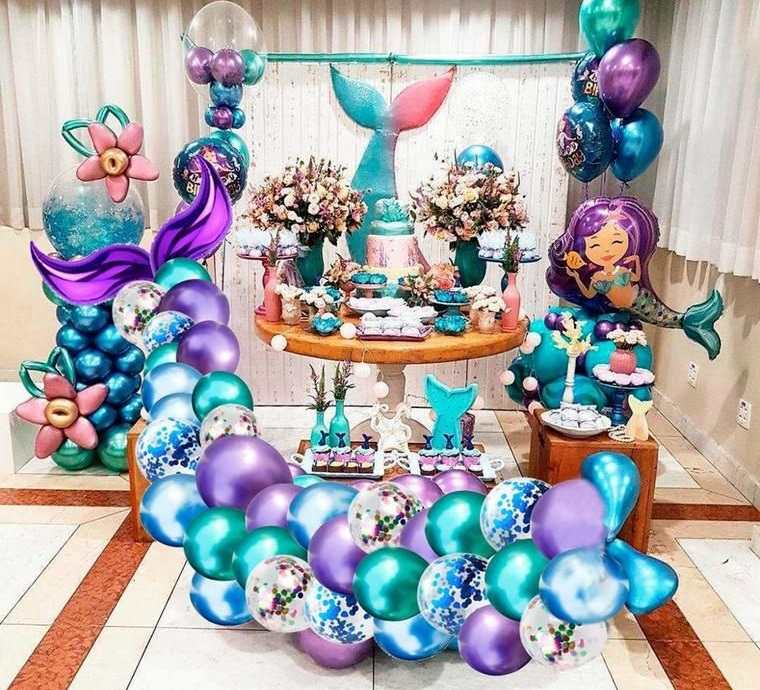 decoración de cumpleaños con globos azul morado