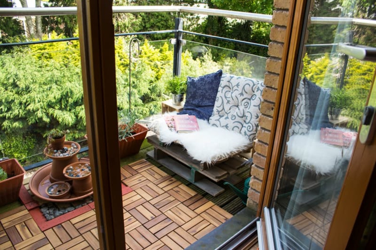ideas creativas balcon piso madera