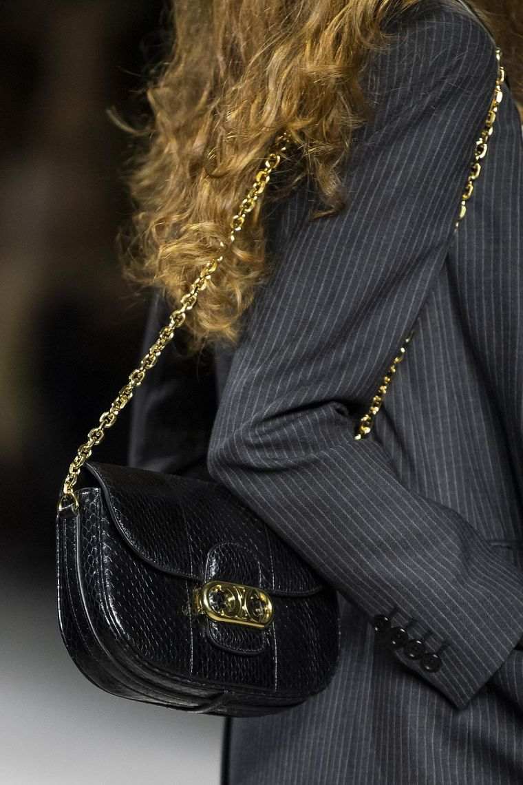 bolsos-de-moda-2020-cuero-negro