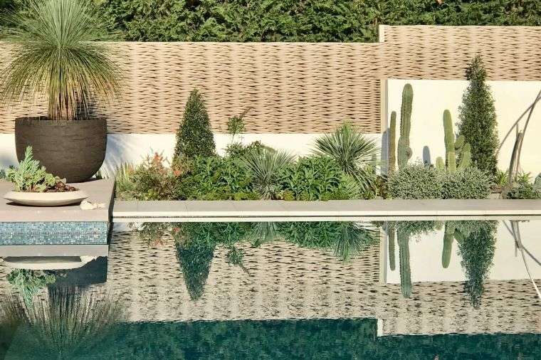 como-disenar-un-jardin-2020-fuentes-piscinas