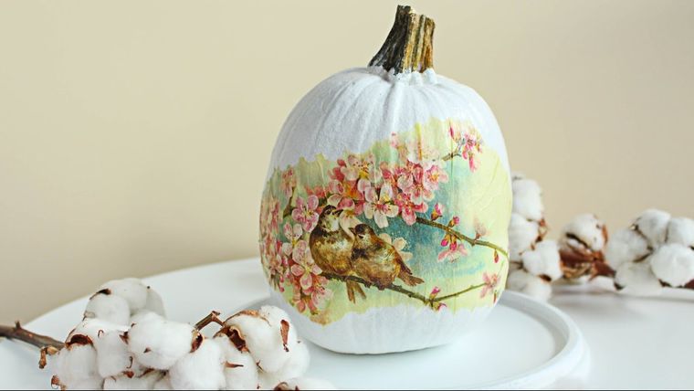 decoración de otoño calabaza pintada
