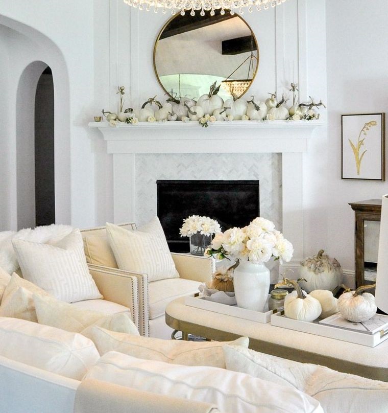 Decoración de otoño en blanco con hermosas y sutiles calabazas