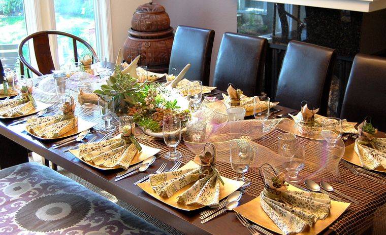 salón comedor mesa acogedora otoño