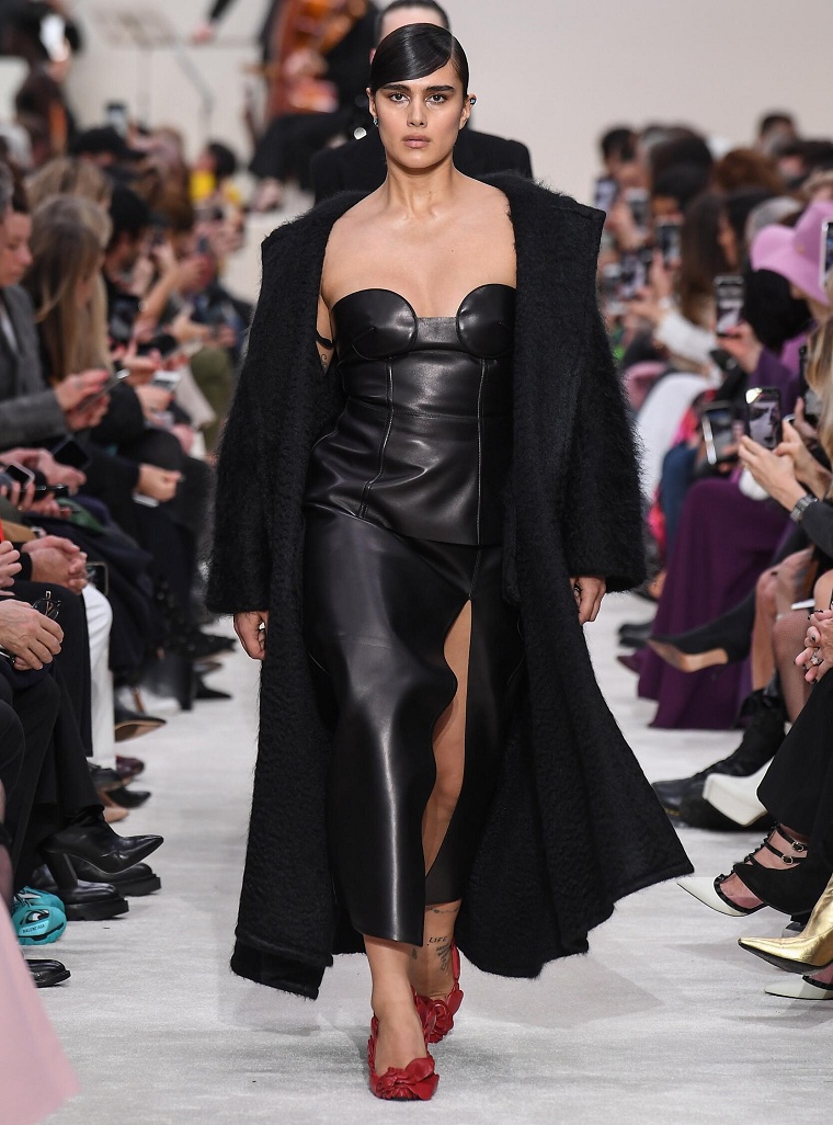 valentino-vestido-negro-cuero