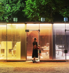 Shigeru Ban construyó baños transparentes en Tokio
