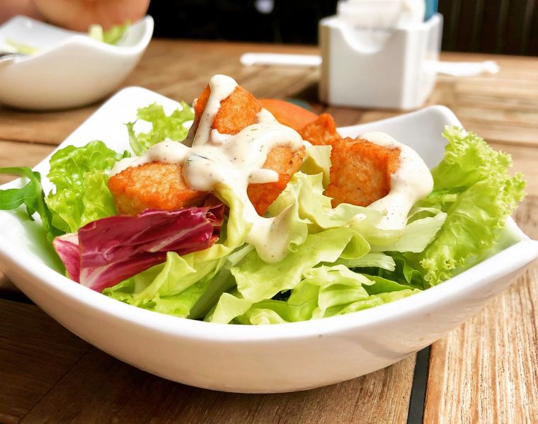 las proteínas los carbohidratos ensalada