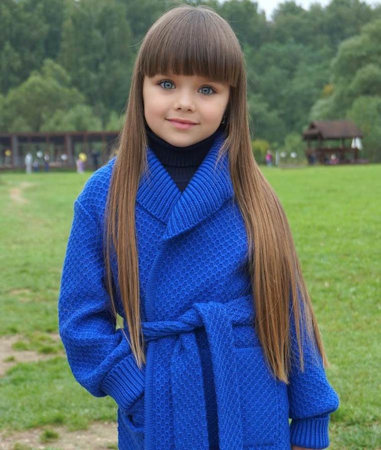 moda-infantil-2020-chicas-abrigo-azul