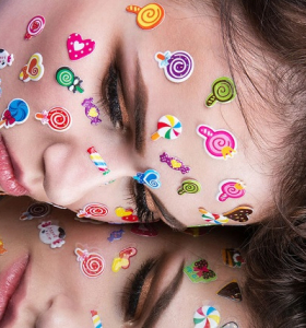 La nueva obsesion: ¿por qué los adolescentes se pegan tiritas brillantes en la cara?